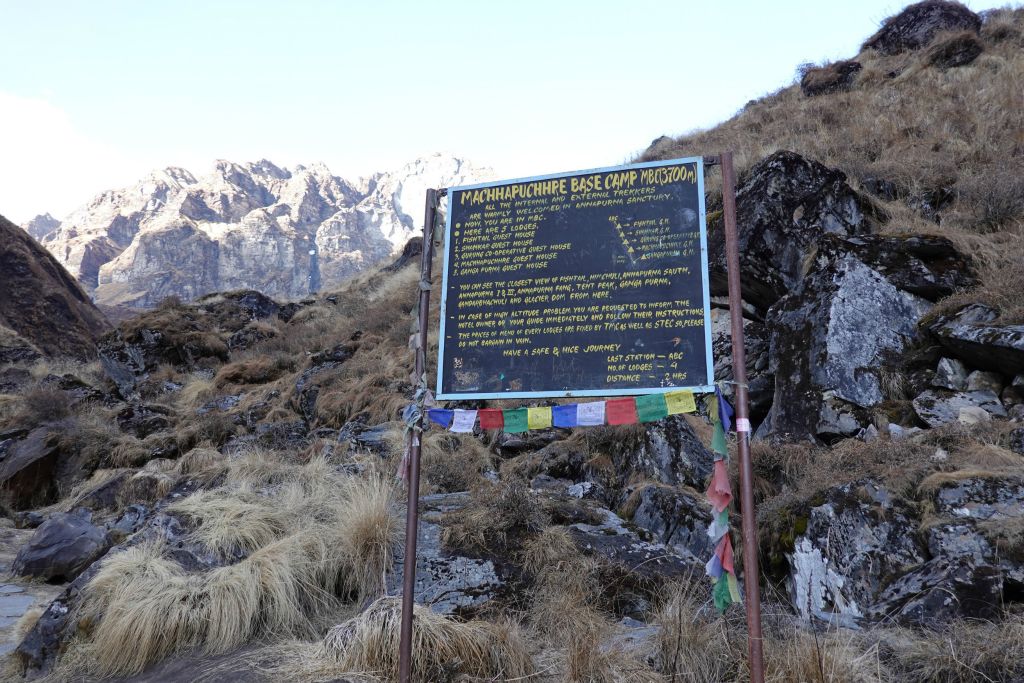 Après 1235 m de dénivelé, arrivée au camp de base du Machhapuchhare à 3700m (dit MBC)